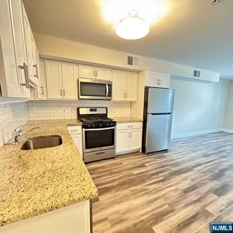 $2,350 | 290 3rd Street, Unit D1, Hackensack, NJ 07601