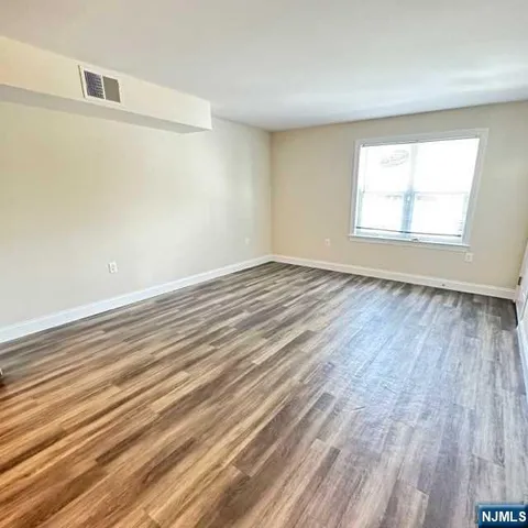 $2,350 | 290 3rd Street, Unit D1, Hackensack, NJ 07601