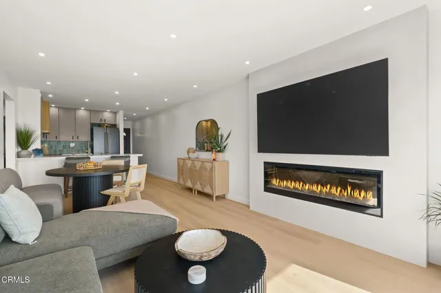 $775,000 | 218 East Surfside Drive, Port Hueneme, CA 93041