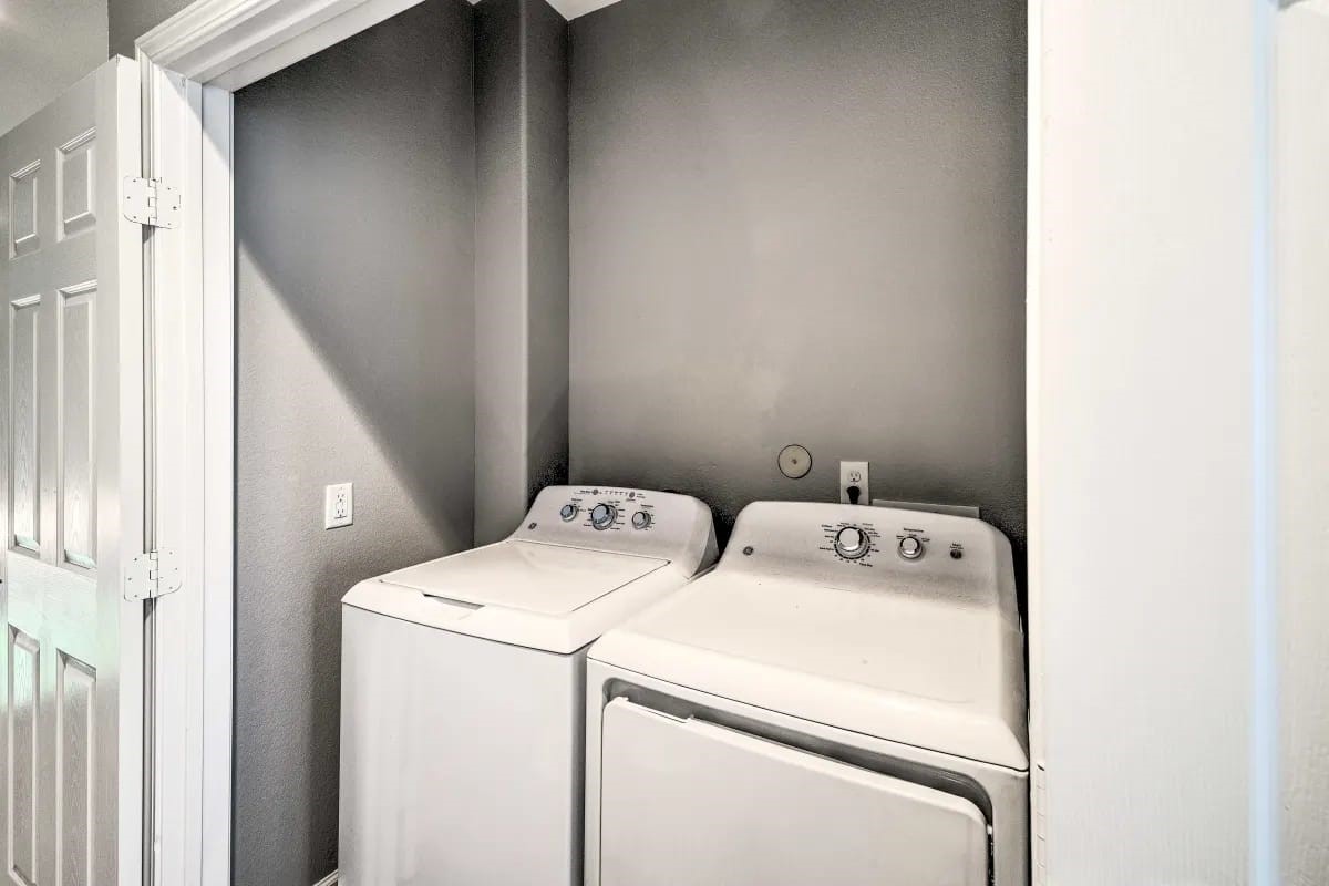 4909 Sunflower Street Houston, TX 77033 - Photo 19 of 25 a utility room with dryer and washer