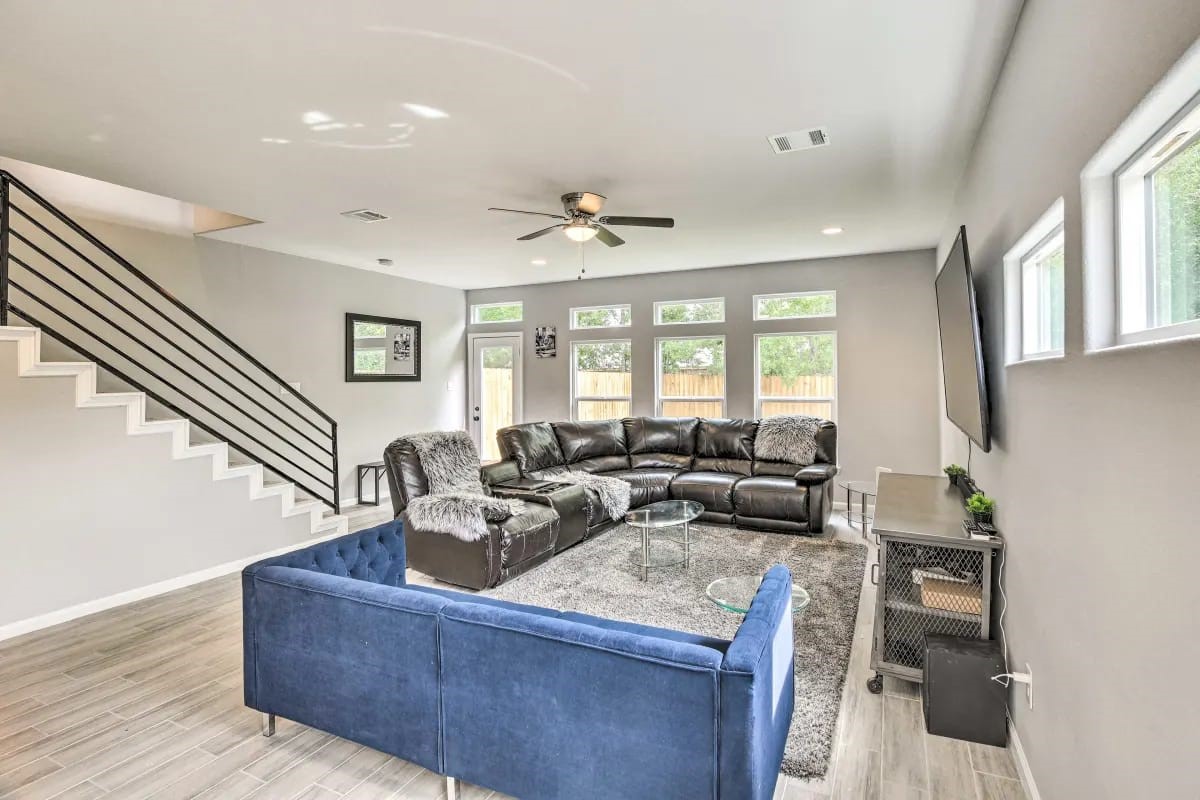 4909 Sunflower Street Houston, TX 77033 - Photo 9 of 25 a living room with furniture and a large window