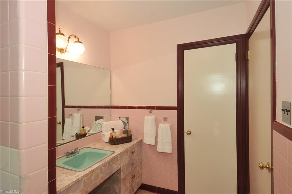 2734 Spring Garden Road Winston-Salem, NC 27106 - Photo 8 of 15 Master Bath