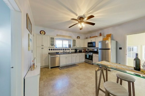 36 Dixon Street Newport, RI 02840 - Photo 3 of 24