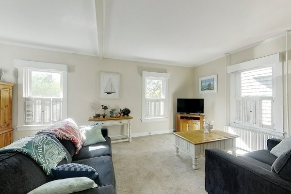 36 Dixon Street Newport, RI 02840 - Photo 8 of 24