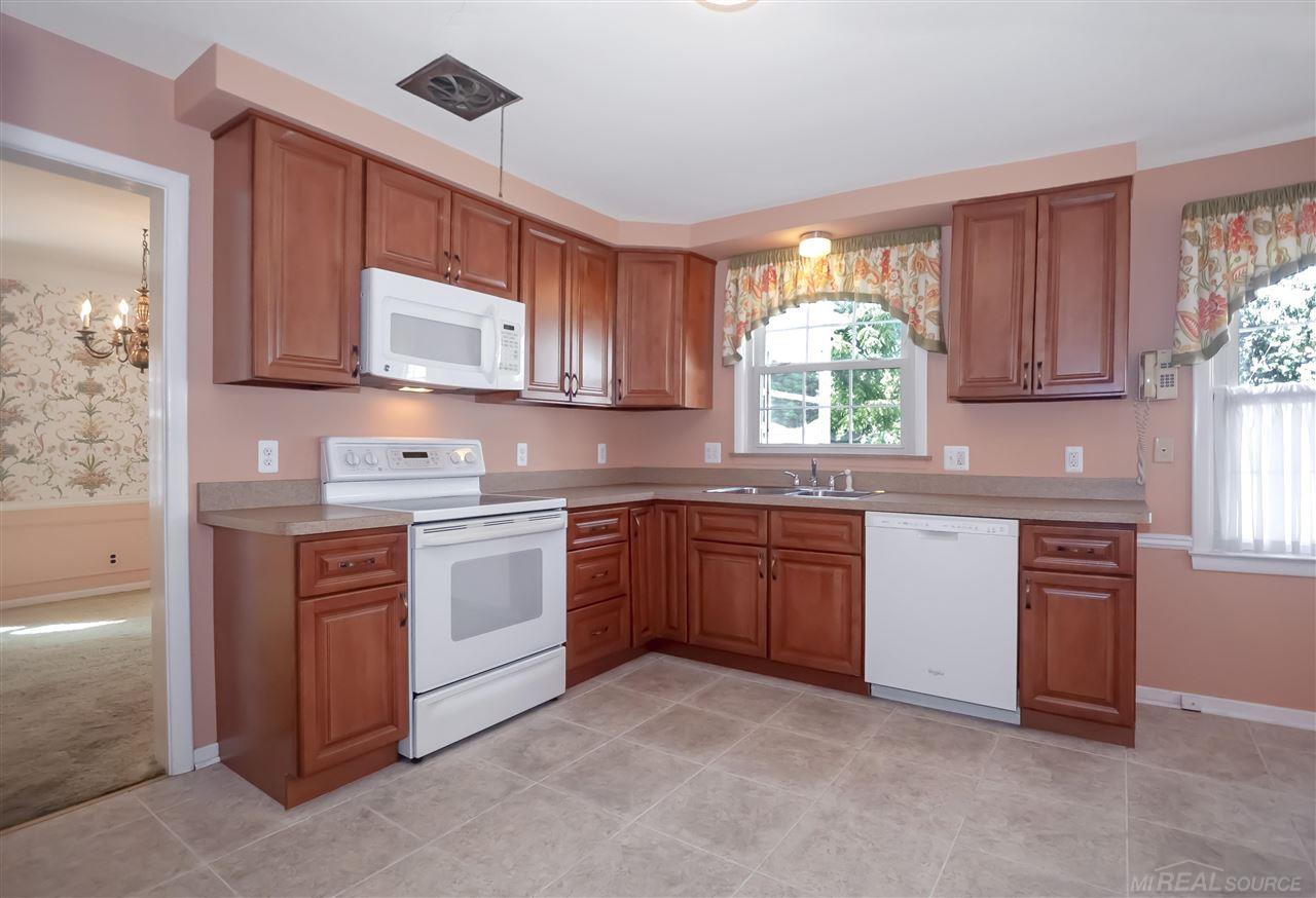 1676 Littlestone Road Grosse Pointe, MI 48236 - Photo 11 of 32 50052516-10.JPG
