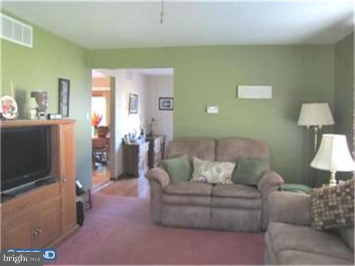 62 Quaker Road Mickleton, NJ 08056 - Photo 5 of 22 Living Room