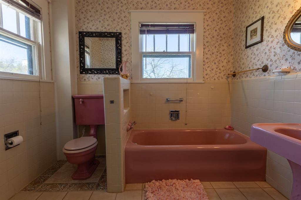 1115 Austin Street Coleman, TX 76834 - Photo 24 of 40 a bath room with a toilet and a bath tub