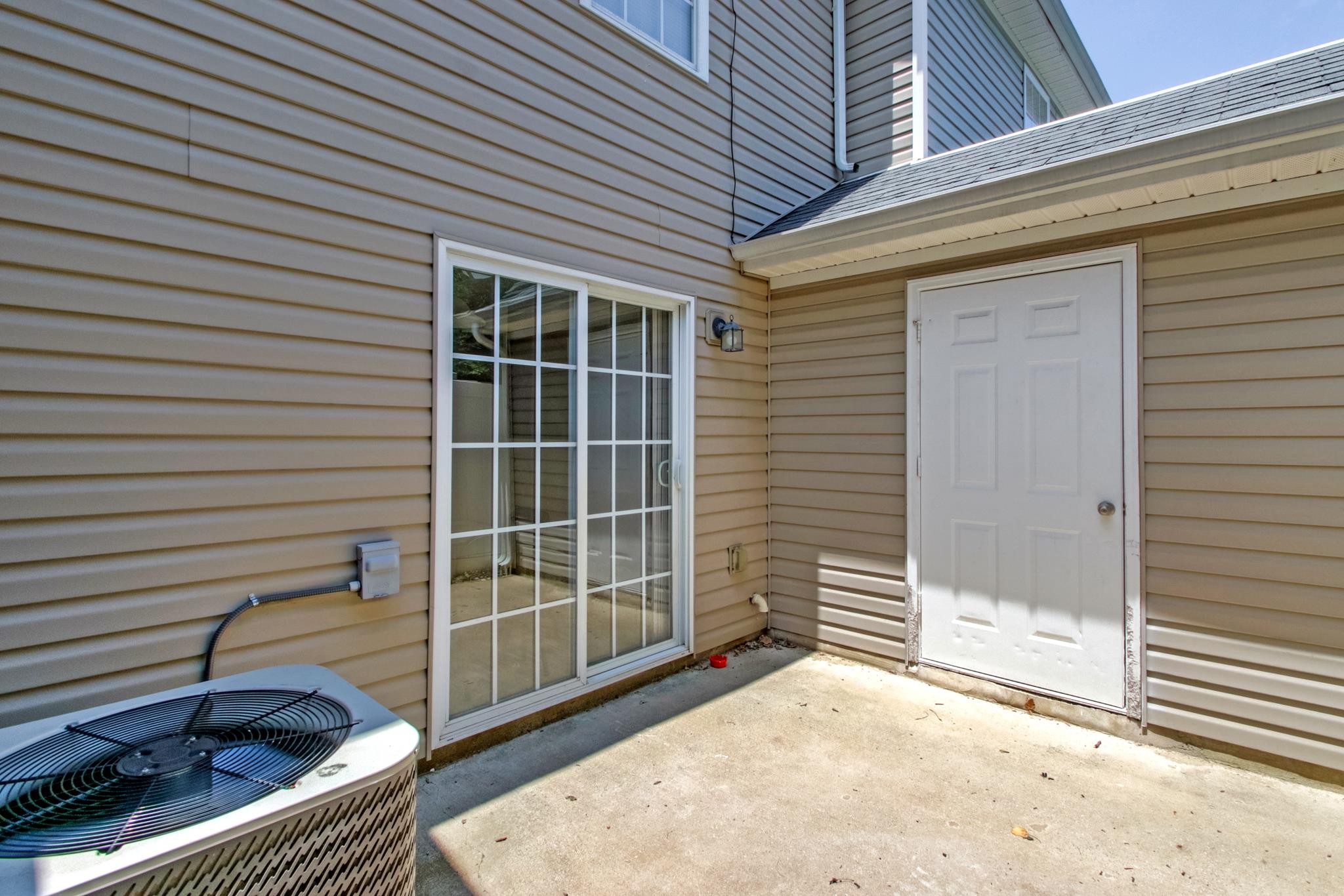 2961 South Rutherford Boulevard, Unit A4 Murfreesboro, TN 37130 - Photo 3 of 3 a view of backyard with a large window