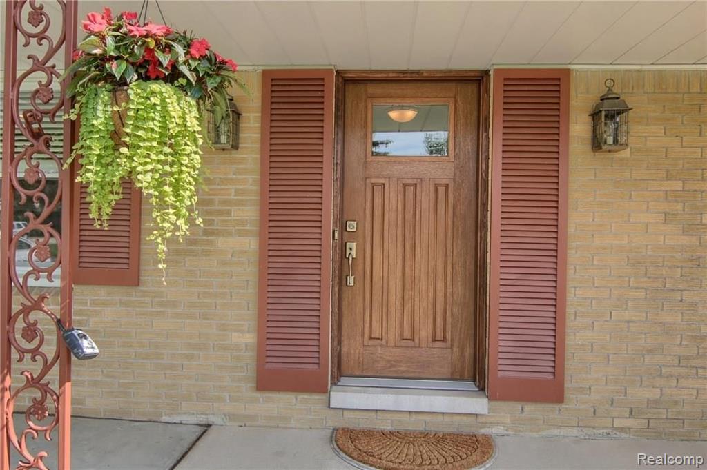 32326 Red Clover Road Farmington Hills, MI 48334 - Photo 3 of 30
