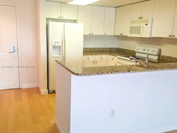 $2,500 | 19501 West Country Club Drive, Unit 1511, Aventura, FL 33180