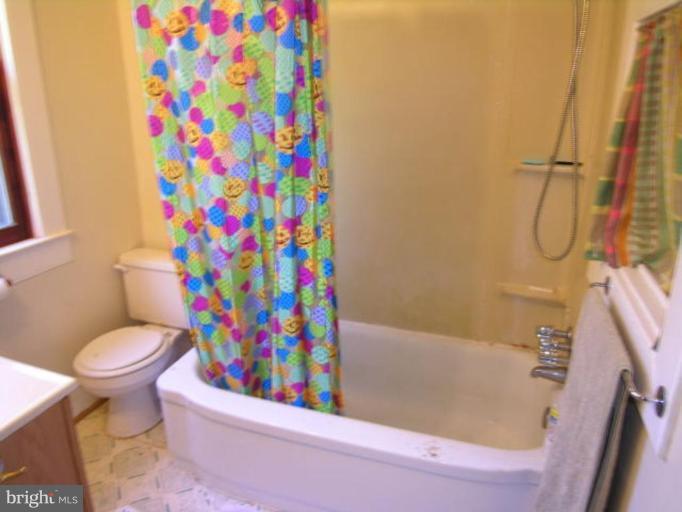 5007 Morello Road Baltimore, MD 21214 - Photo 23 of 28 a bathroom with a sink toilet and bathtub