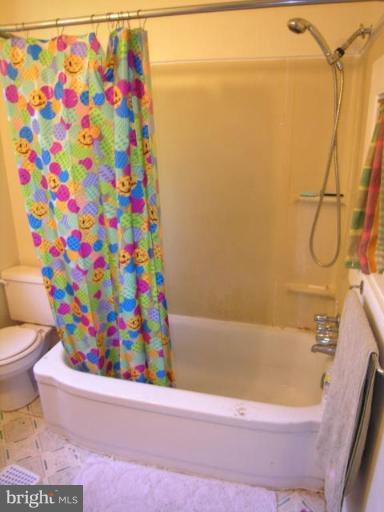 5007 Morello Road Baltimore, MD 21214 - Photo 24 of 28 a bathroom with a sink toilet and bathtub
