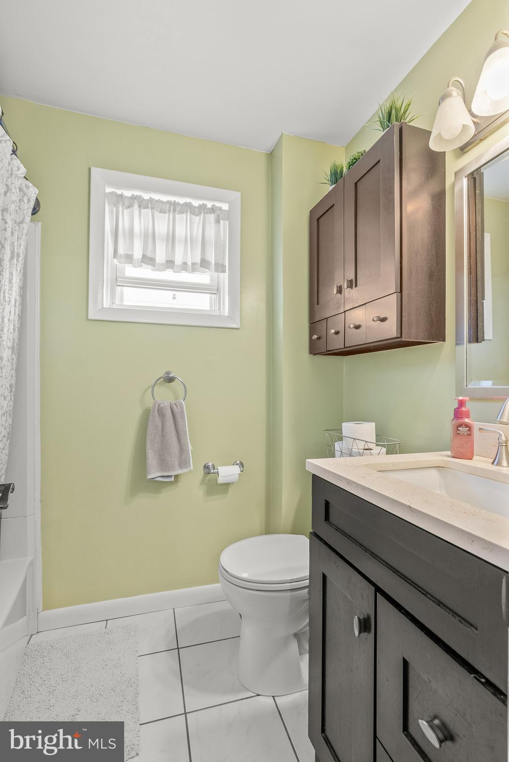 15047 London Road Philadelphia, PA 19116 - Photo 12 of 28 Full bath w/tub shower on 2nd level