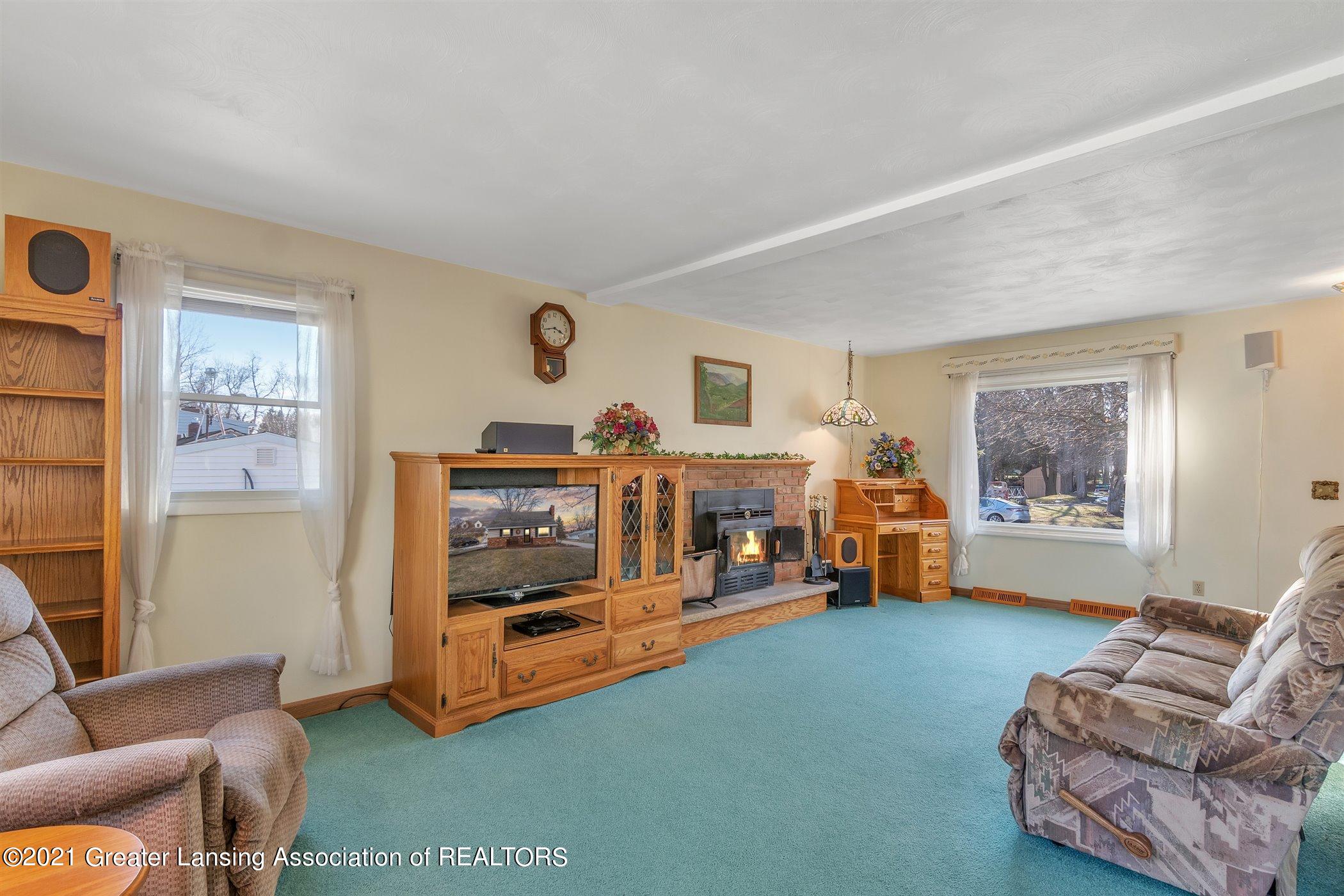 922 Robins Road Lansing, MI 48917 - Photo 5 of 34 Living Room