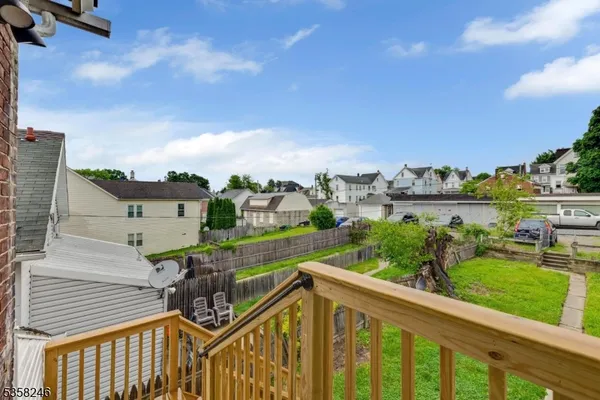 a view of a front of house with a yard