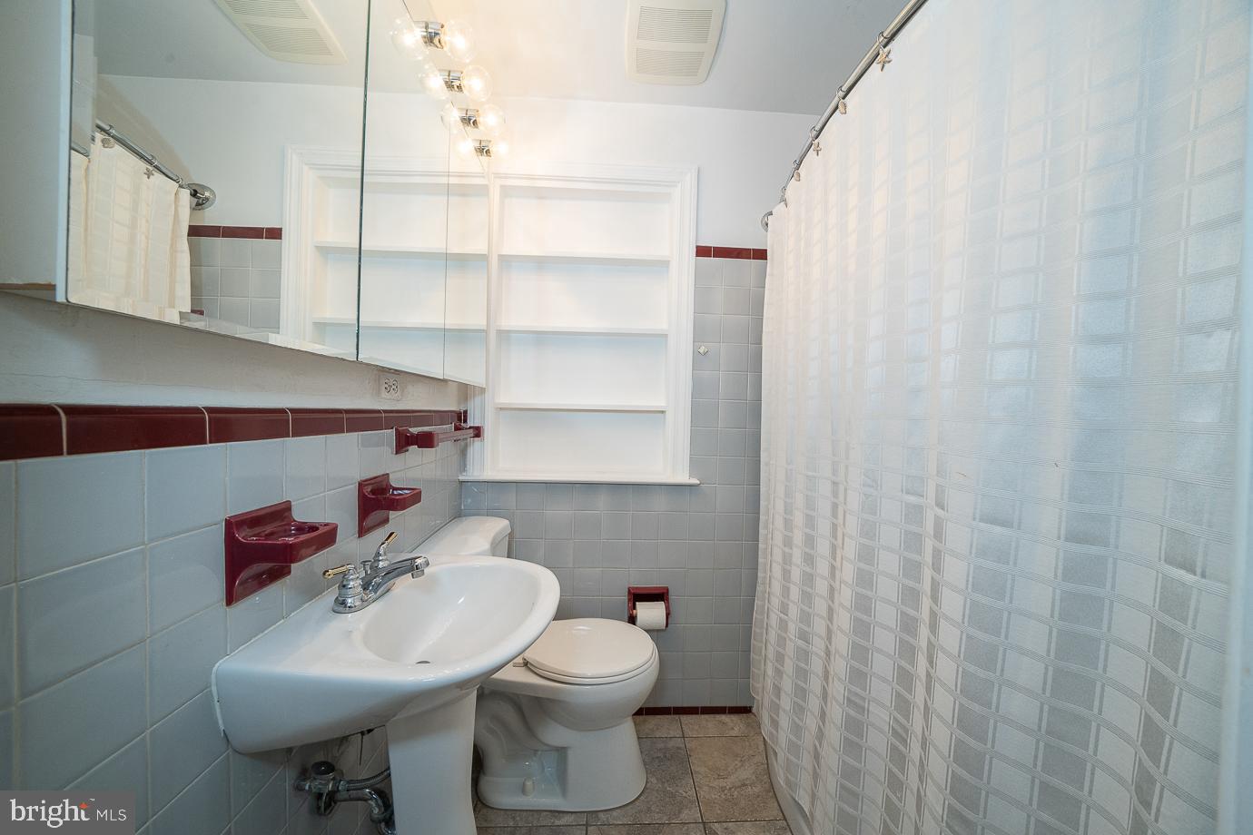28 Delmont Road Newtown Square, PA 19073 - Photo 32 of 65 Full Bath with Shower & Tub