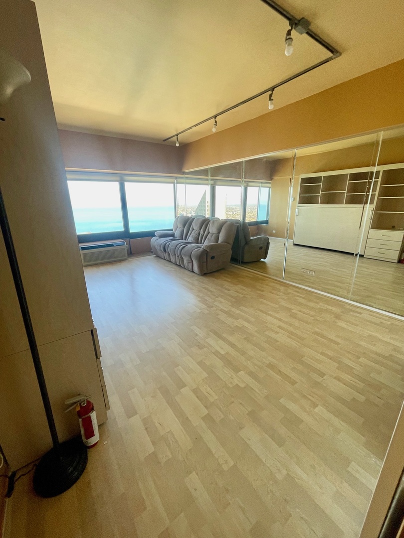 175 East Delaware Place, Unit 5108 Chicago, IL 60611 - Photo 4 of 14