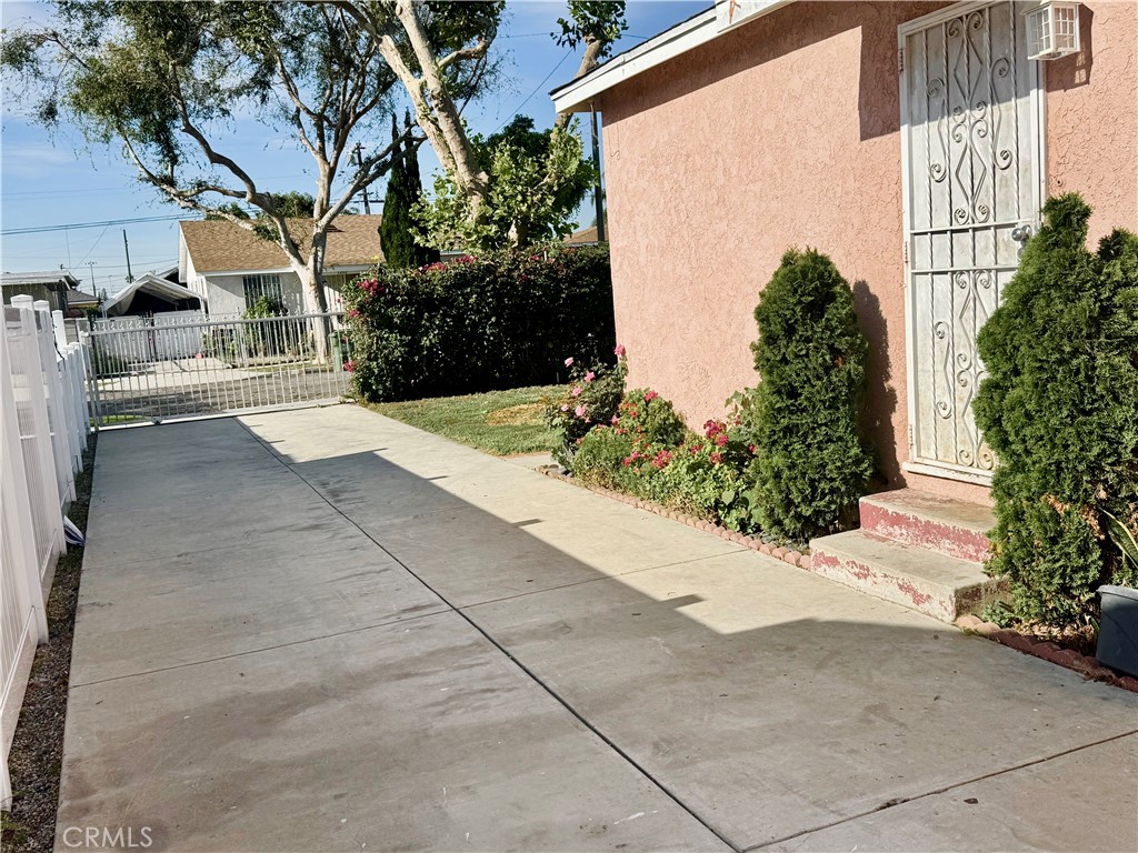 1203 West 134th Place Compton, CA 90222 - Photo 13 of 23 a view of a back yard of the house