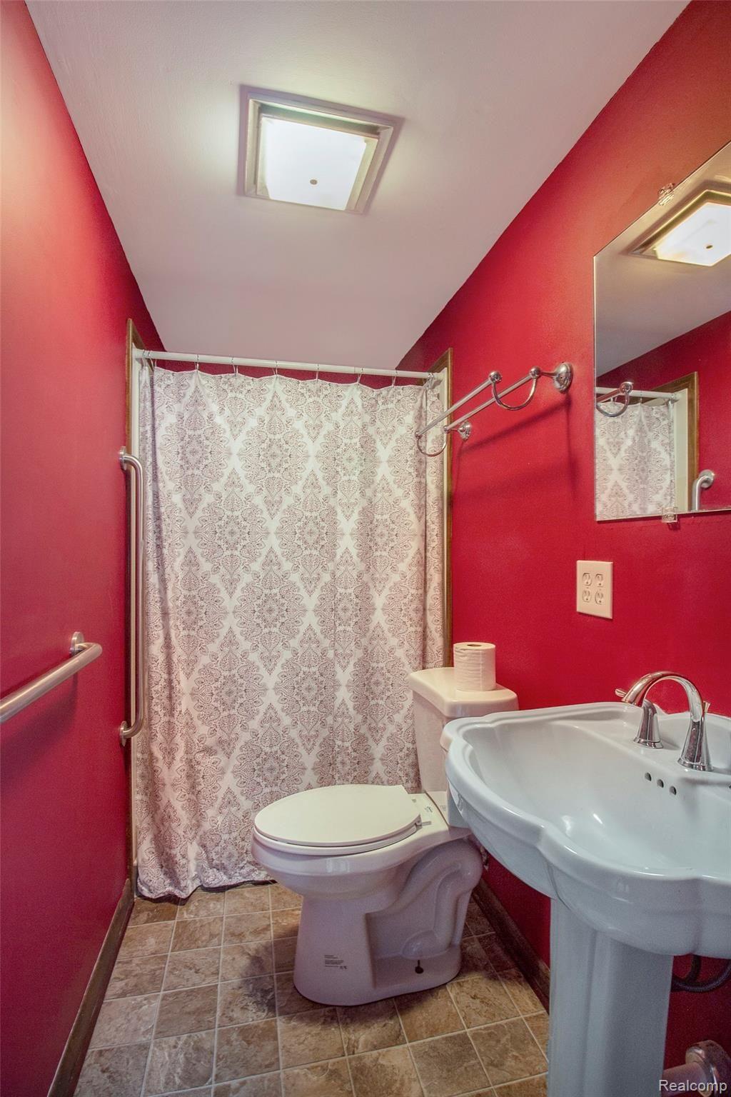 800 Sleaford Road Howell, MI 48843 - Photo 19 of 29 Full lower level bathroom