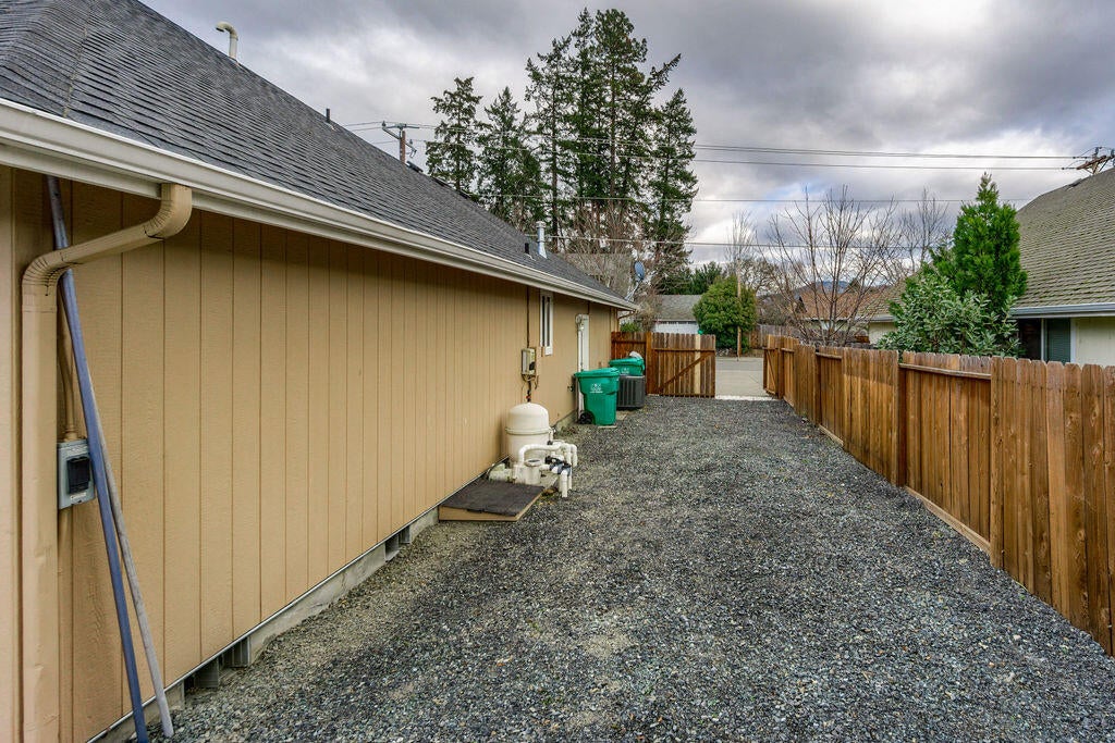 1696 Leonard Road Grants Pass, OR 97527 - Photo 26 of 30 25
