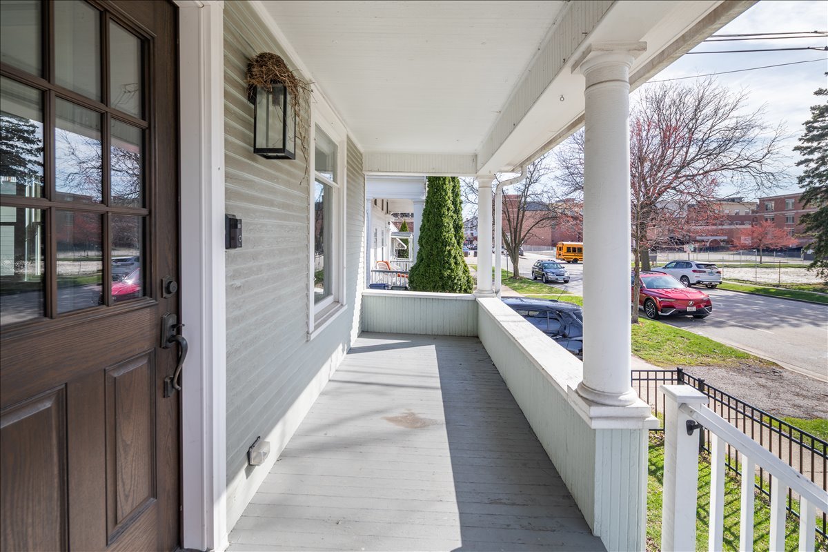 18 North Main Street Naperville, IL 60540 - Photo 4 of 32 a narrow alley leading to a building