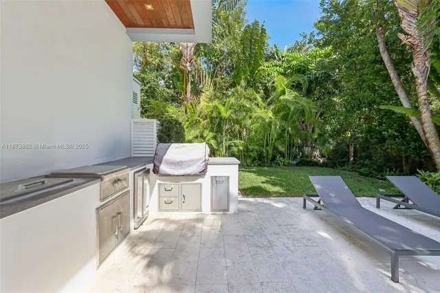 $7,750,000 | 425 Harbor Drive, Key Biscayne, FL 33149