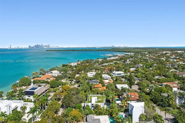 $7,750,000 | 425 Harbor Drive, Key Biscayne, FL 33149