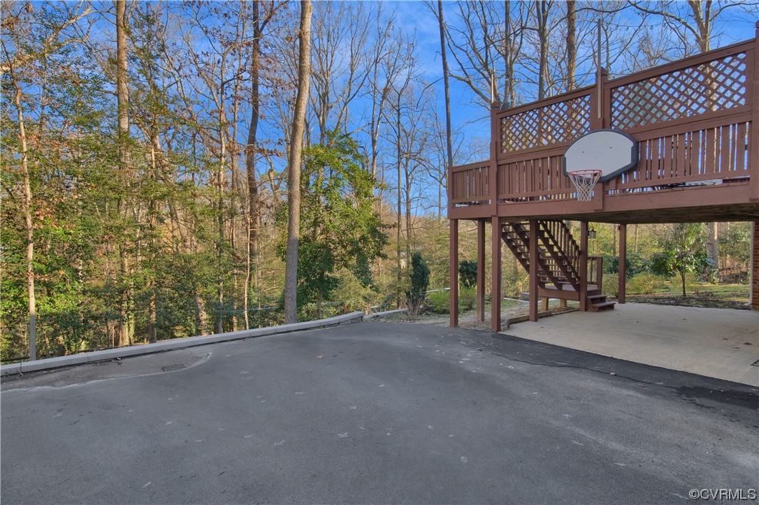8307 Spring Meadow Road North Chesterfield, VA 23235 - Photo 41 of 47 a view of a street with wooden fence