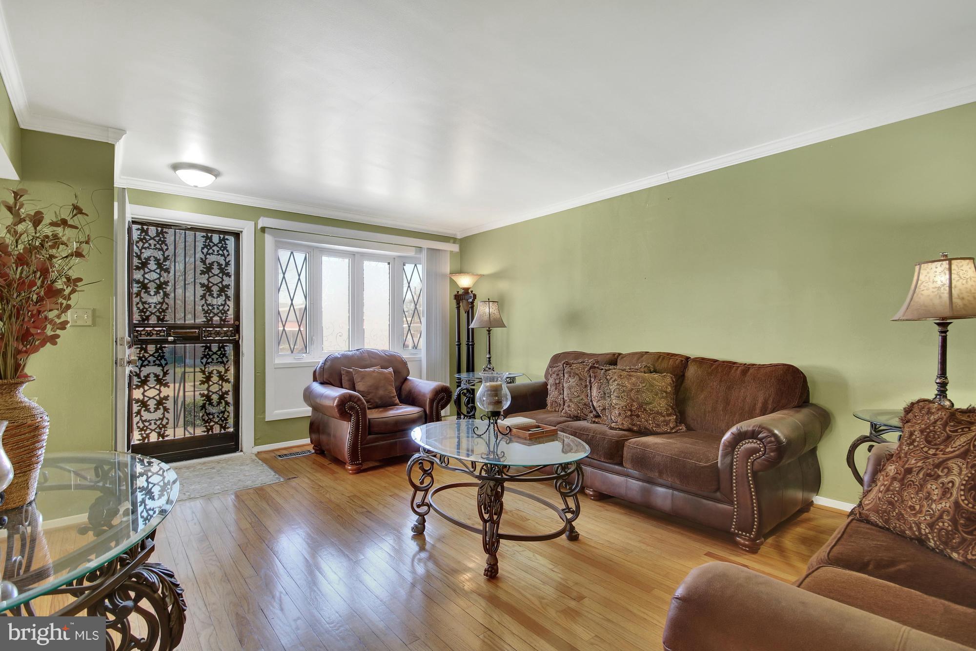 6243 Robin Hill Road Baltimore, MD 21207 - Photo 2 of 30 Living Room