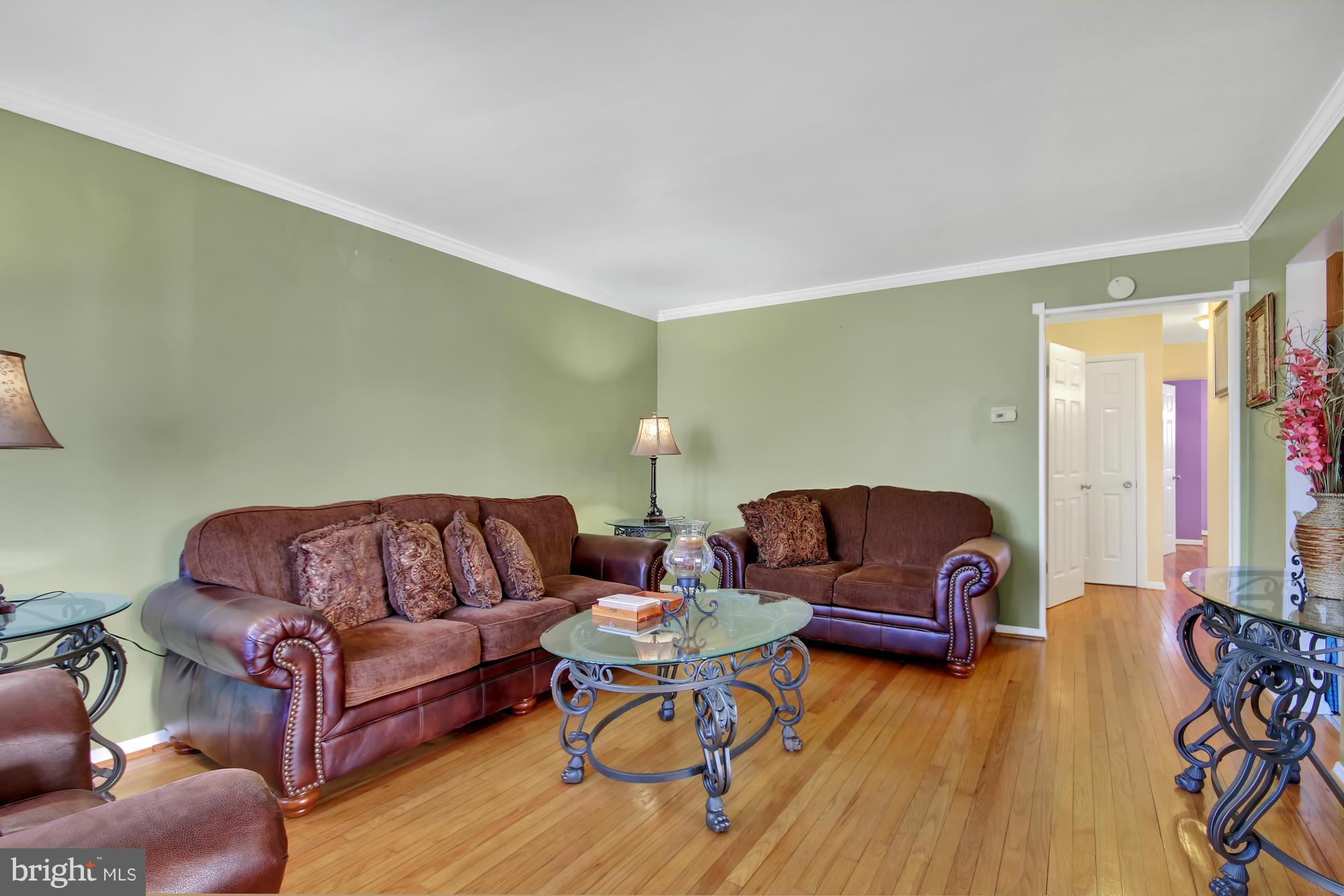6243 Robin Hill Road Baltimore, MD 21207 - Photo 3 of 30 Living Room