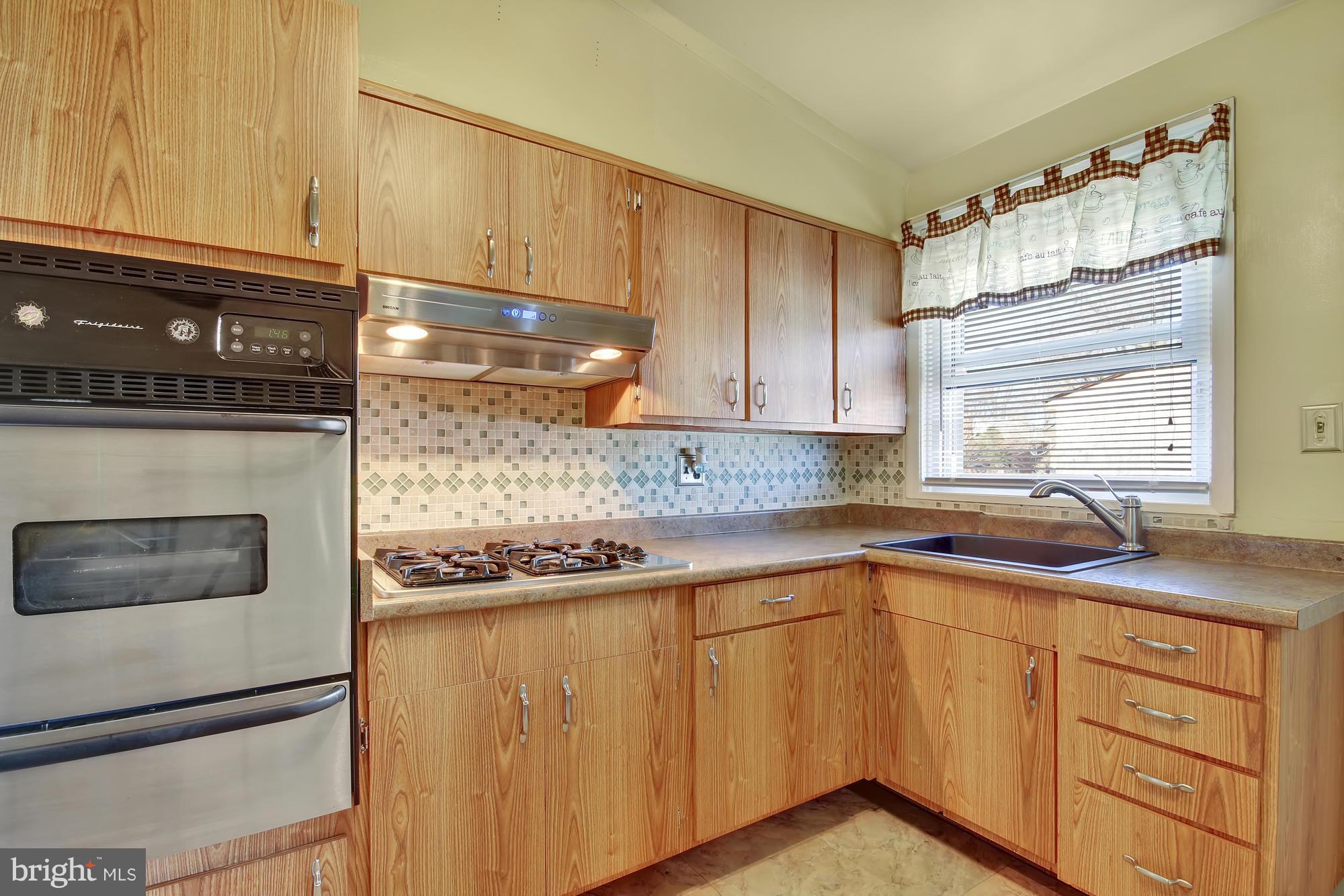 6243 Robin Hill Road Baltimore, MD 21207 - Photo 9 of 30 Kitchen
