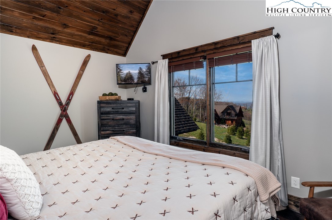 344 High Country Overlook Banner Elk, NC 28604 - Photo 29 of 48 a bedroom with a bed and a dresser
