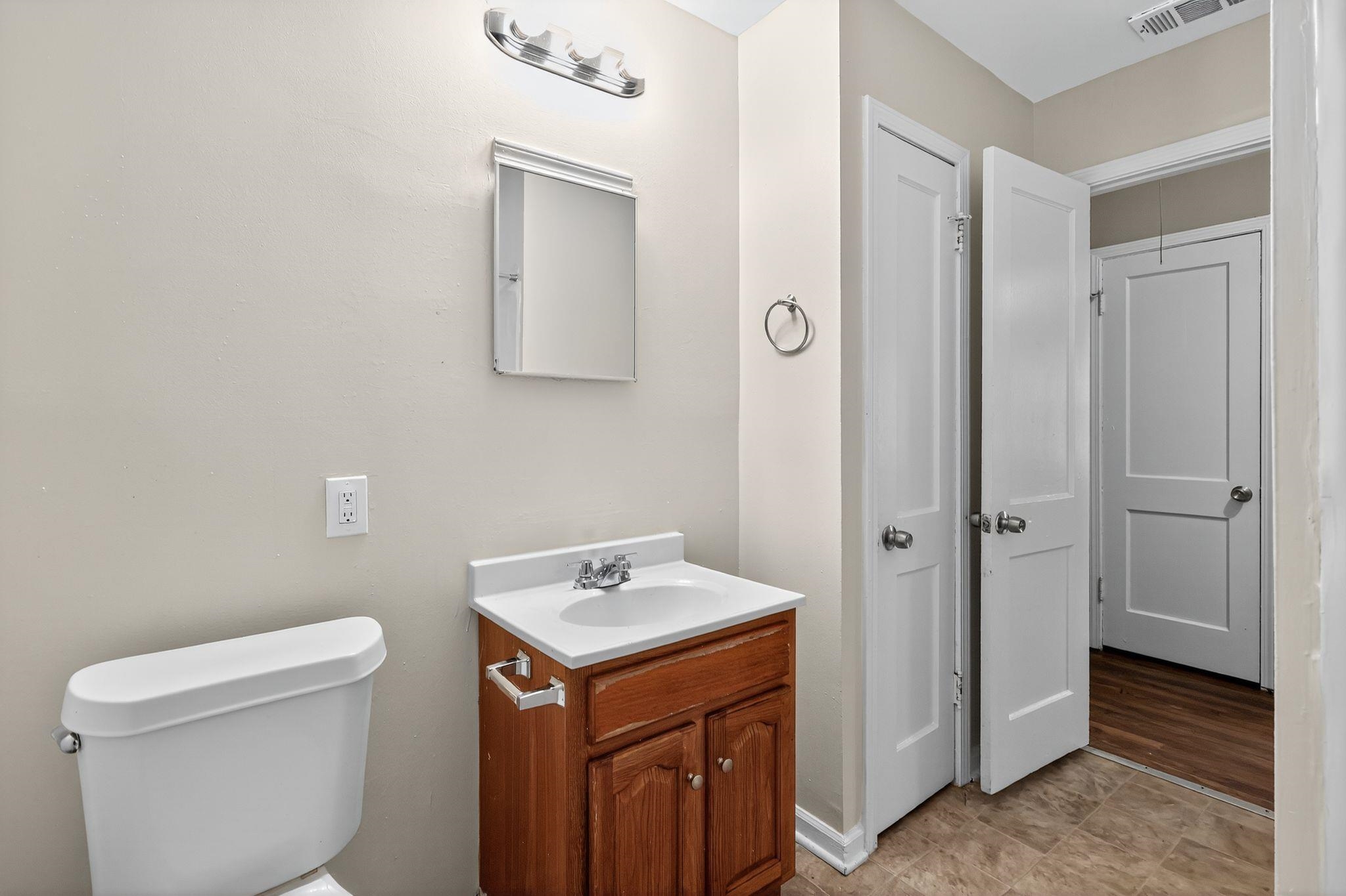 1563 Flamingo Road Memphis, TN 38117 - Photo 11 of 33 Half bath with vanity and toilet