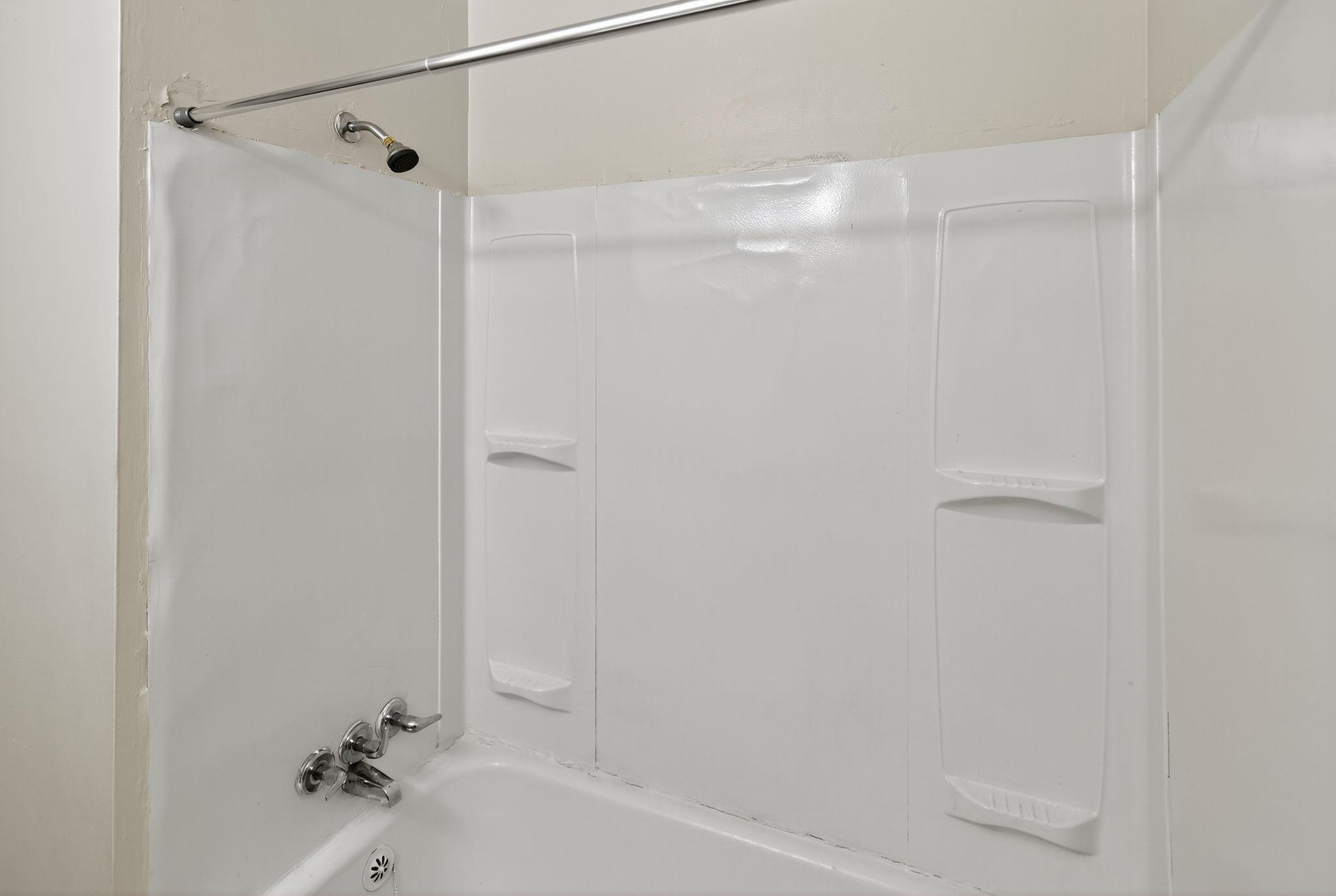 1563 Flamingo Road Memphis, TN 38117 - Photo 10 of 33 Bathroom with washtub / shower combination