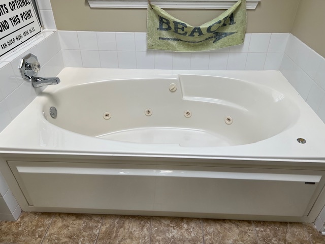 1229 Pennsbury Lane Aurora, IL 60502 - Photo 16 of 25 a bathroom with a bathtub