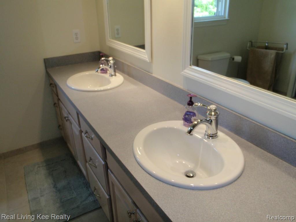 822 Dickson Lane Rochester, MI 48307 - Photo 16 of 26 Double Vanities