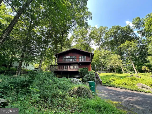 a view of a back yard