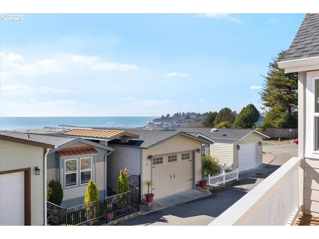 a view of houses with sky view