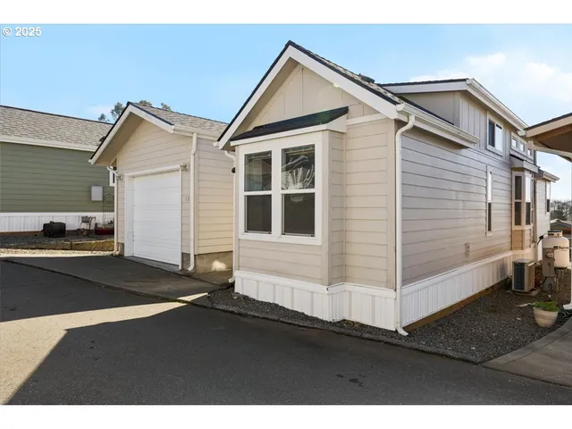 a view of backyard of the house