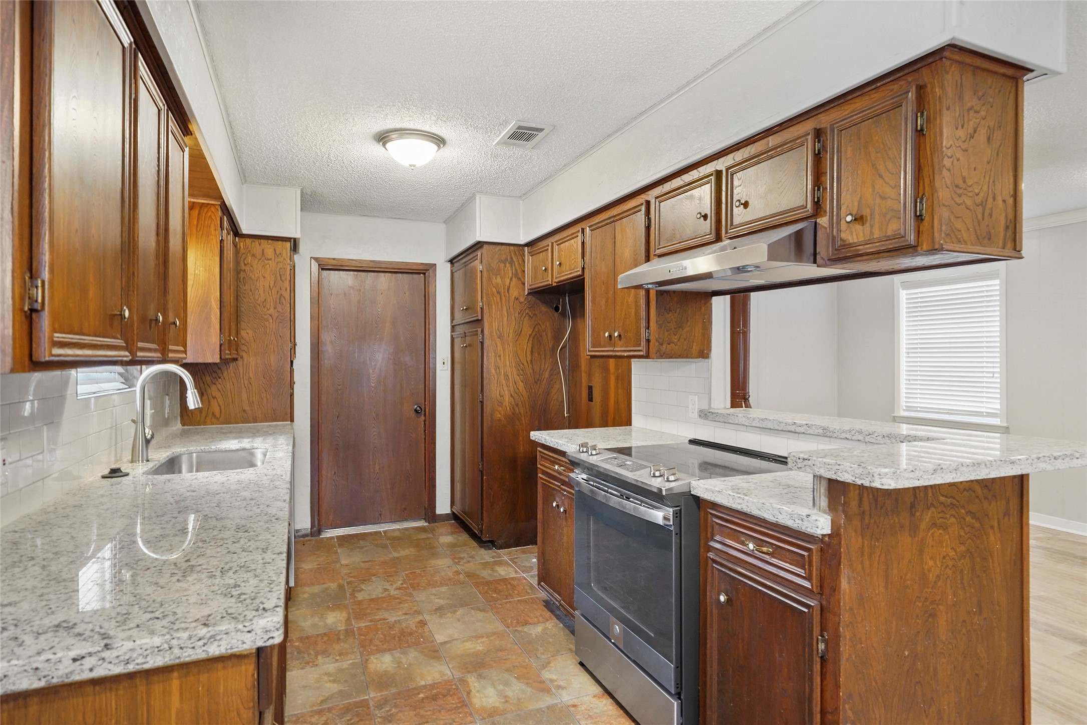 592 Florida Park Conroe, TX 77302 - Photo 7 of 9