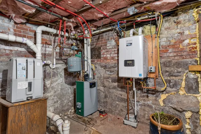 $299,999 | 202 Laurel Street, Hartford, CT 06105