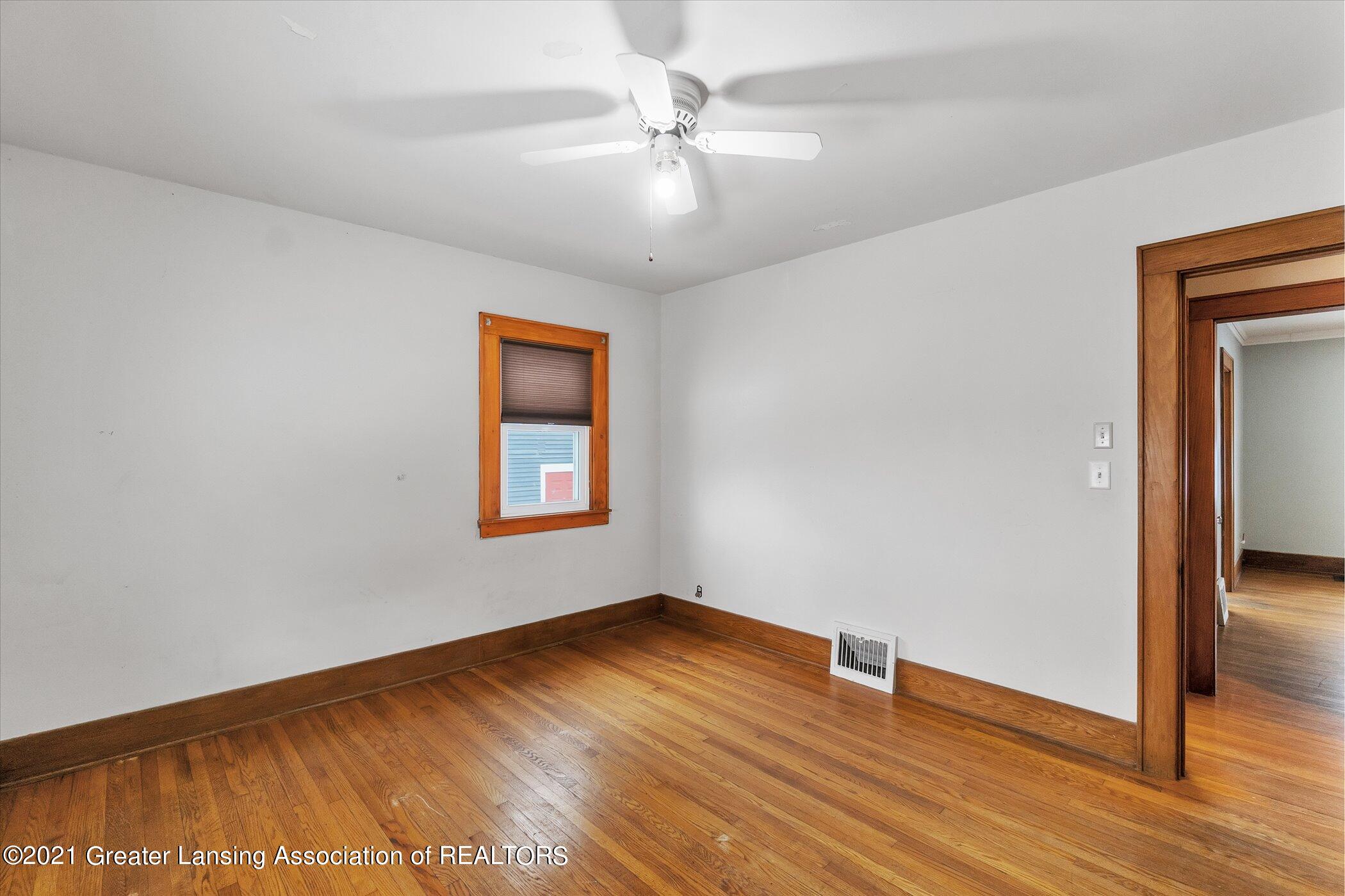 318 Wayburn Road Lansing, MI 48910 - Photo 28 of 46 29-318 Wayburn Rd-windowstill-realestate