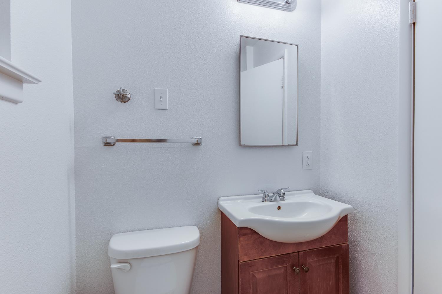 208 West Hampton Way Fresno, CA 93705 - Photo 11 of 25