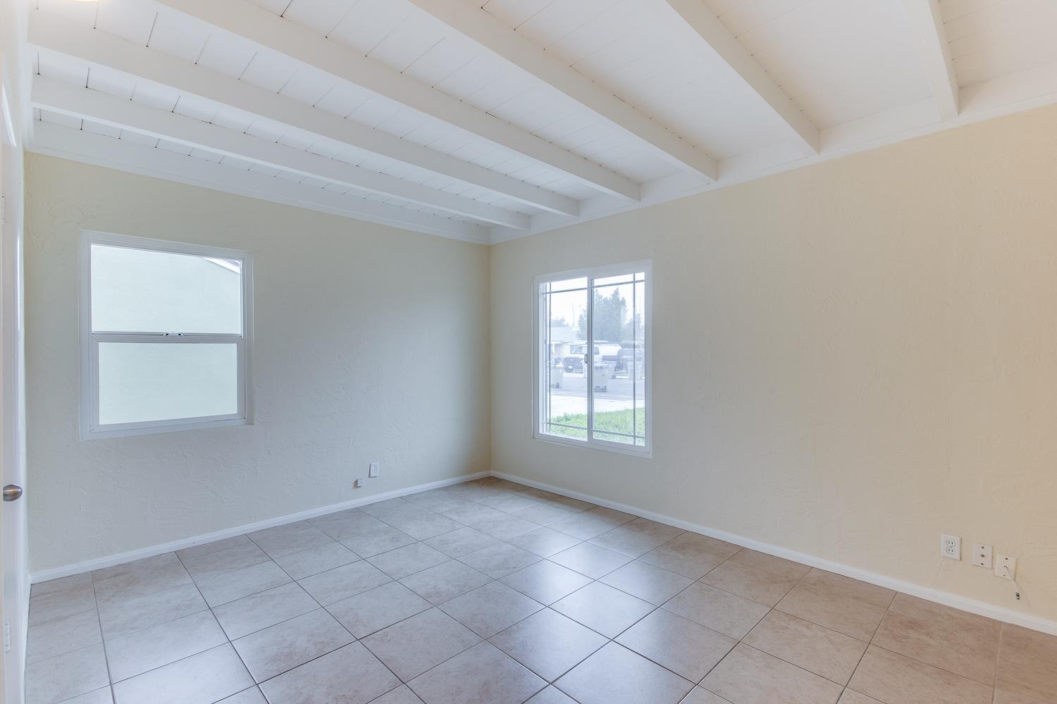 208 West Hampton Way Fresno, CA 93705 - Photo 14 of 25