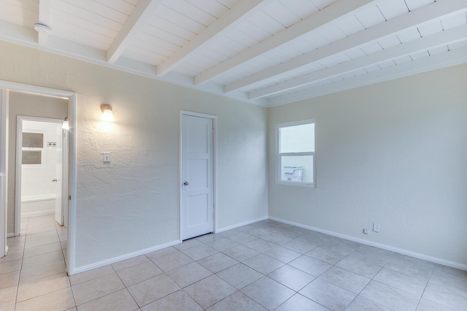 208 West Hampton Way Fresno, CA 93705 - Photo 15 of 25