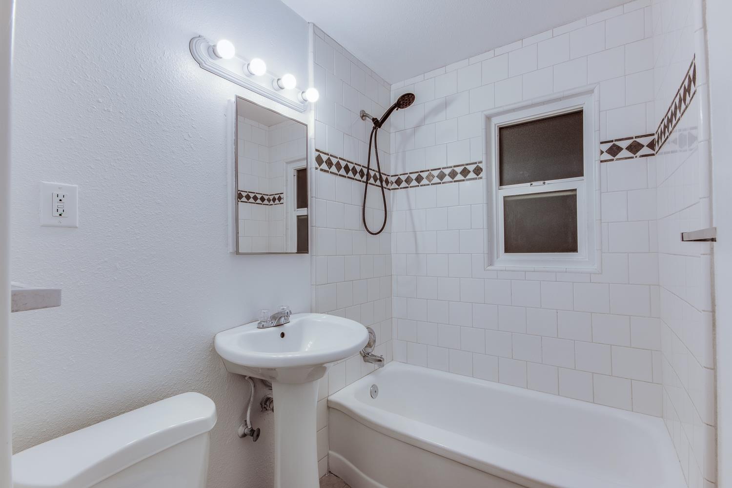 208 West Hampton Way Fresno, CA 93705 - Photo 16 of 25