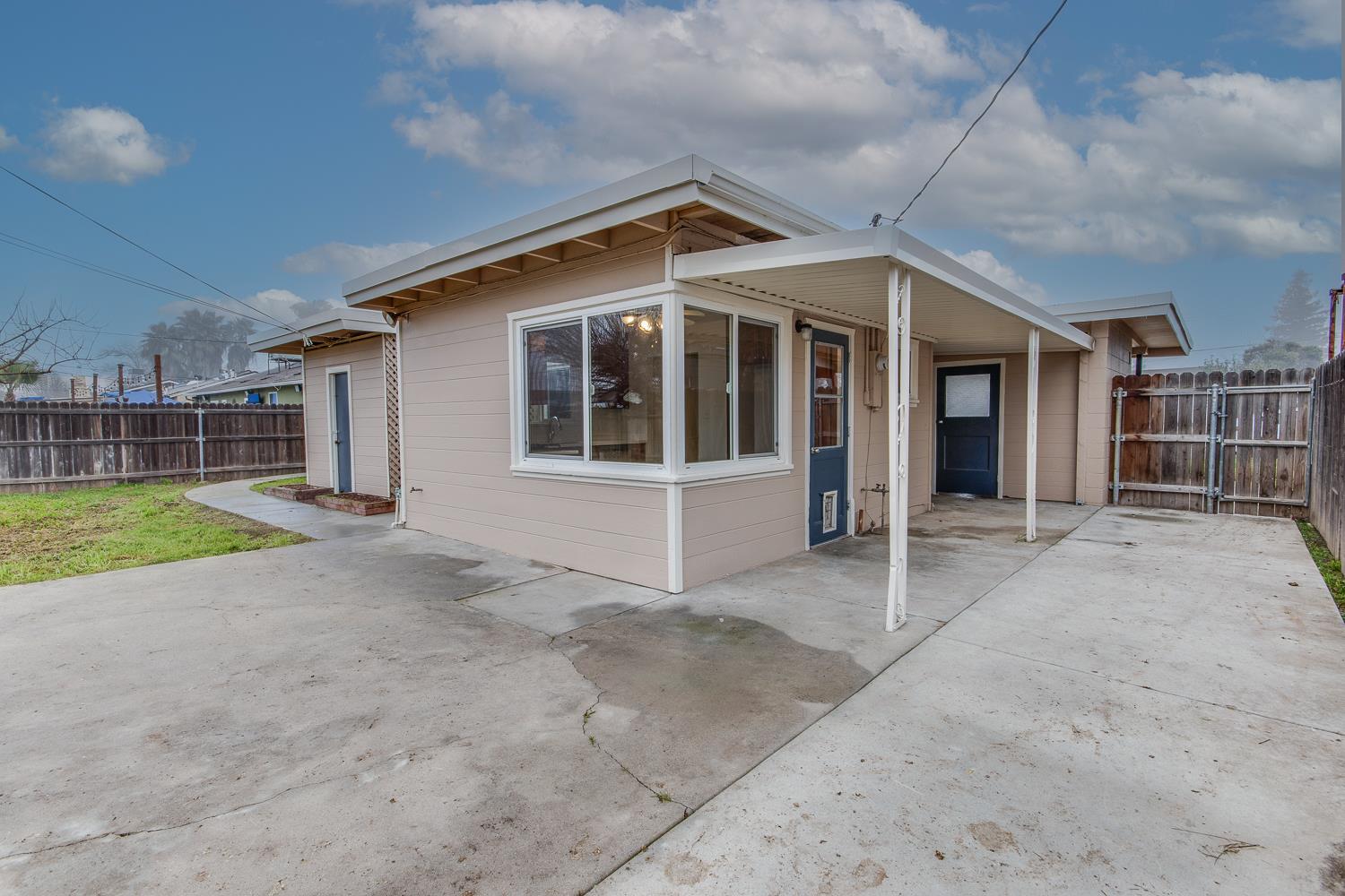 208 West Hampton Way Fresno, CA 93705 - Photo 22 of 25