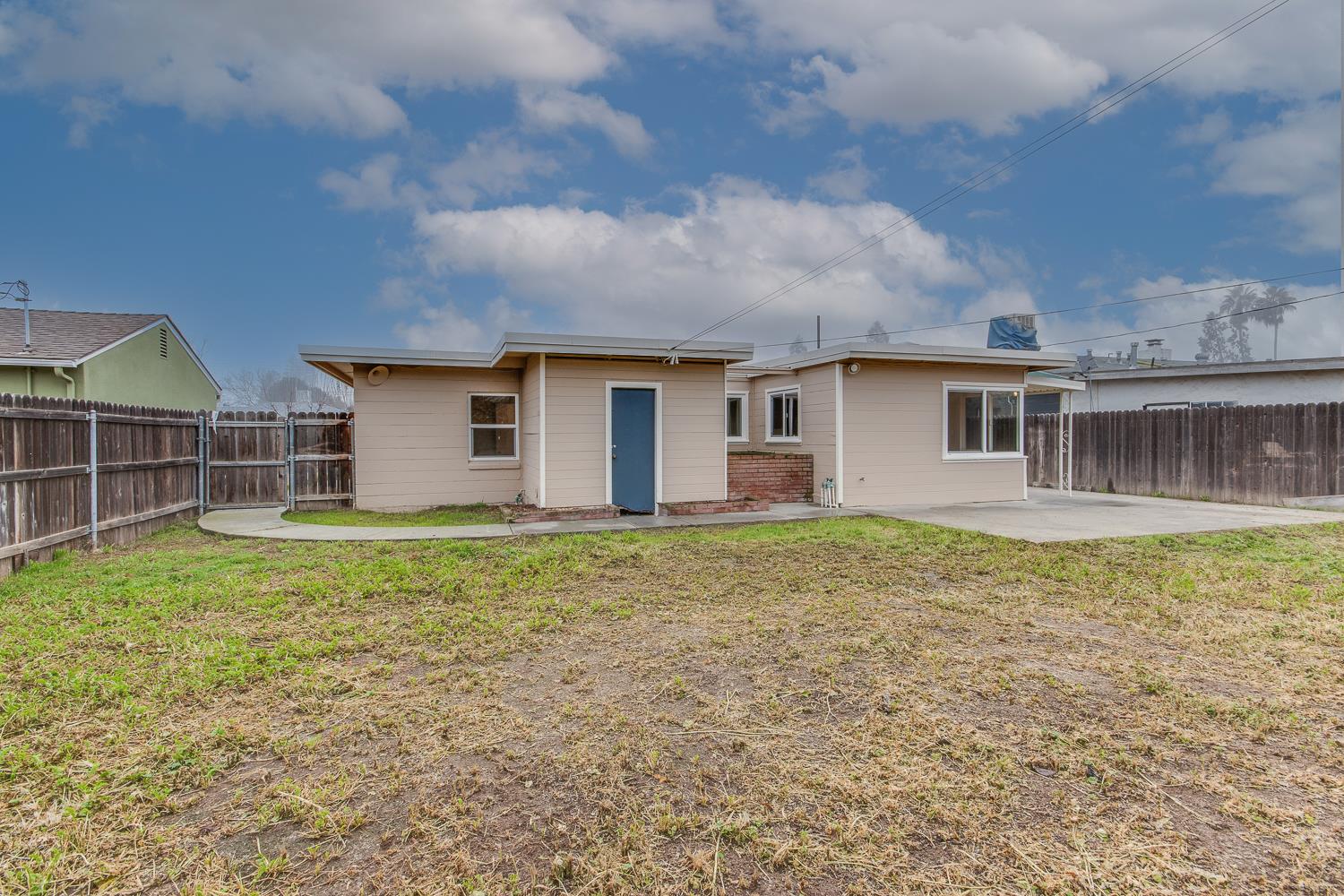 208 West Hampton Way Fresno, CA 93705 - Photo 23 of 25