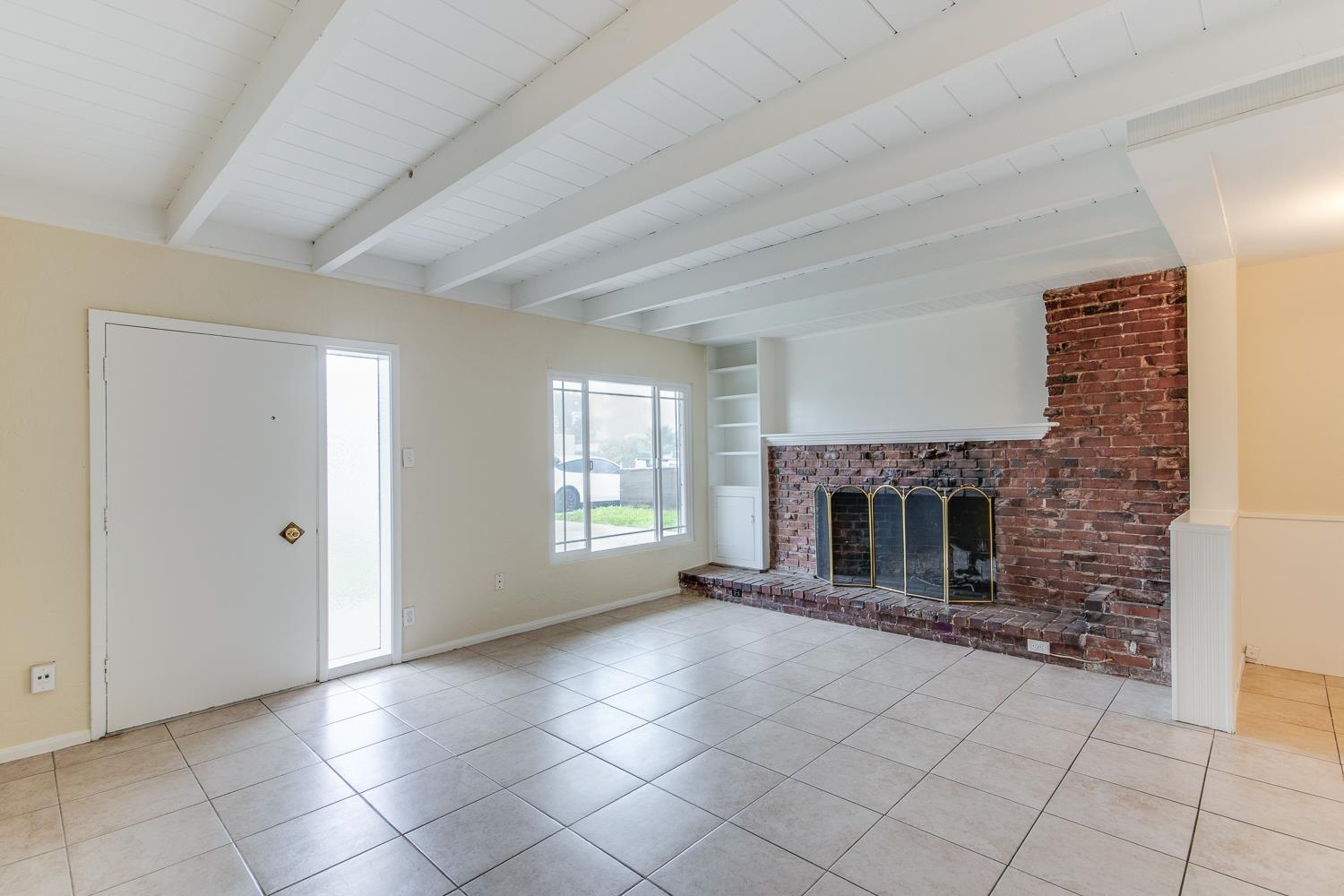 208 West Hampton Way Fresno, CA 93705 - Photo 4 of 25