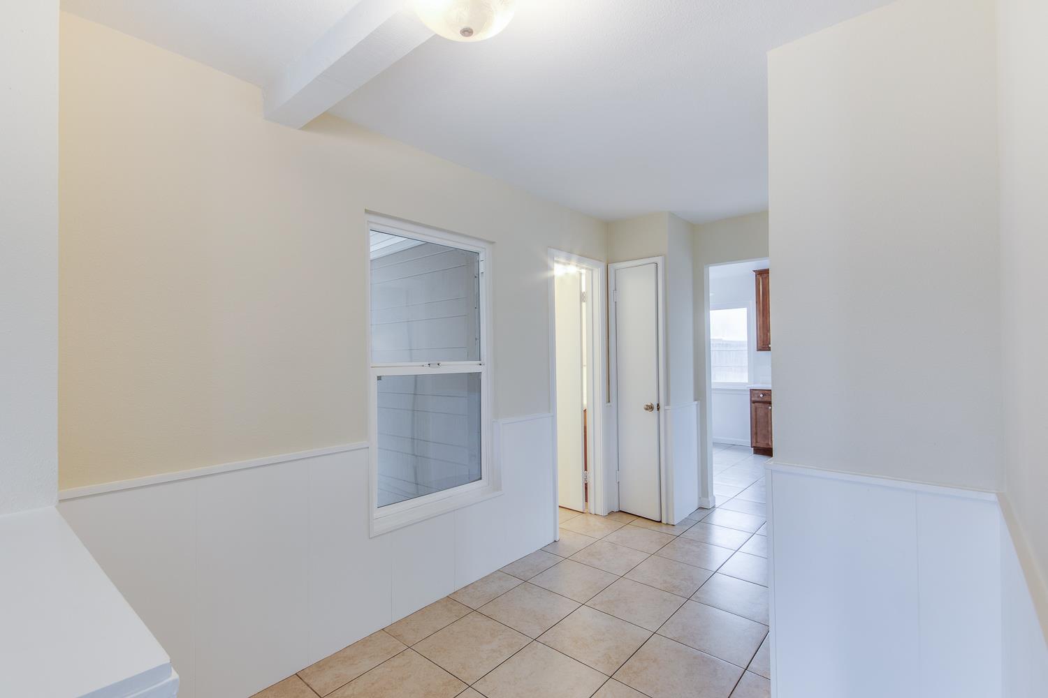 208 West Hampton Way Fresno, CA 93705 - Photo 5 of 25